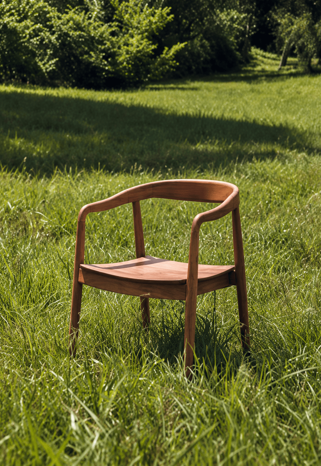 Silla de madera sola en un prado